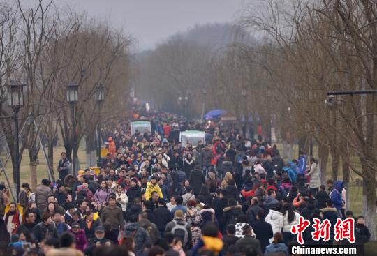春節(jié)假期百萬(wàn)游客涌入杭州西湖“人海游湖”成新景觀