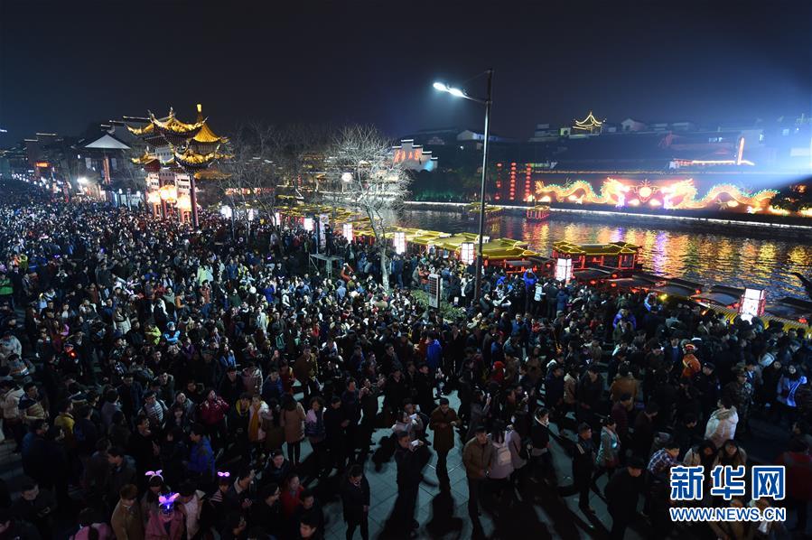 (社會(huì))(1)元宵夜南京秦淮燈會(huì)游人如潮
