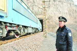 老馬看著列車安全通過感到無比的欣慰