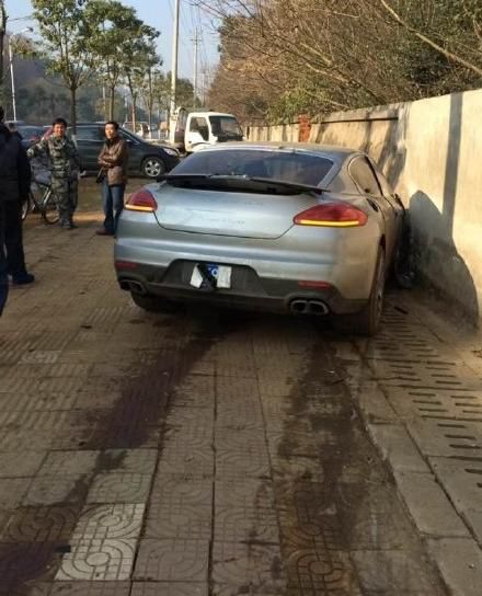 武漢保時(shí)捷撞倒5棵樹致一人身亡 司機(jī)疑為富二代