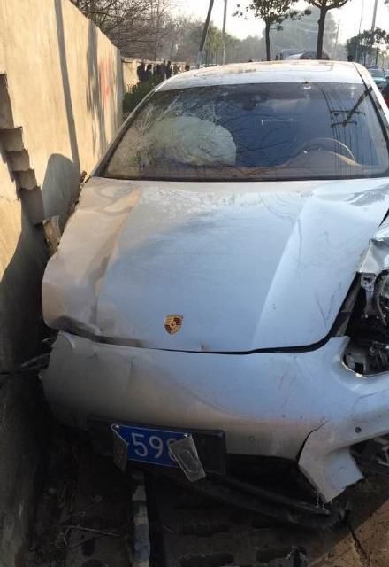 武漢保時(shí)捷撞倒5棵樹致一人身亡 司機(jī)疑為富二代