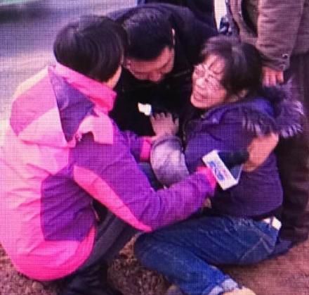武漢保時(shí)捷撞倒5棵樹致一人身亡 司機(jī)疑為富二代