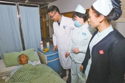 老人摔傷住院痊愈后賴(lài)床不走 稱(chēng)回家沒(méi)人照顧