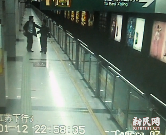 上海一男子大鬧地鐵站 揚(yáng)言要“卸站務(wù)員胳膊”
