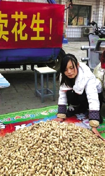 商丘15歲女孩鄭州賣花生救父 幼童捐1000元壓歲錢