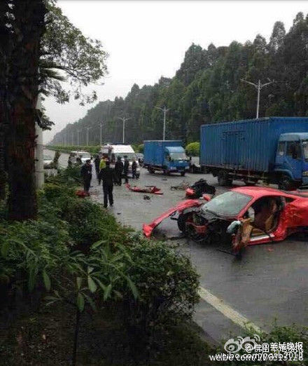 廣東佛山一法拉利撞斷大樹 車身斷成兩截