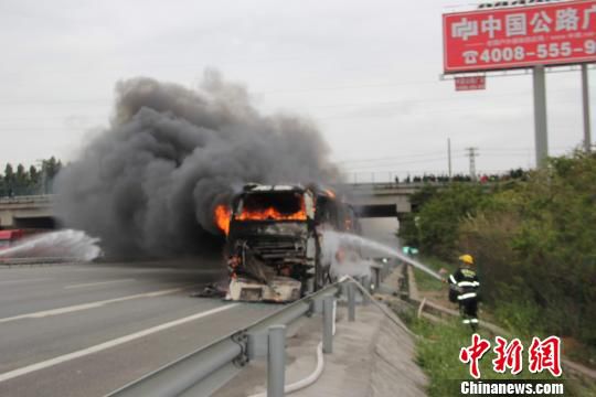 福建一客車高速路上起火燒毀車上39人安全逃生