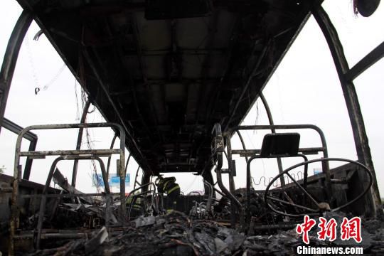 福建一客車高速路上起火燒毀 車上39人安全逃生