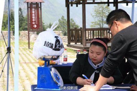 湖北游客在景區(qū)內(nèi)裝1公斤垃圾可換實景劇門票