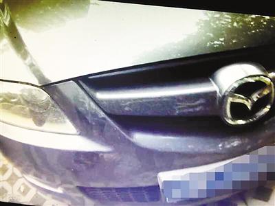 奔馳女司機(jī)被吐槽開車技術(shù)差 喊朋友報復(fù)對方
