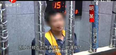 女司機(jī)蹭到路人后致歉 男伴下車(chē)?yán)碚摫煌彼?圖)