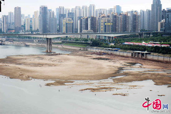 重慶嘉陵江水位回落江面縮水 大片江灘裸露(圖)