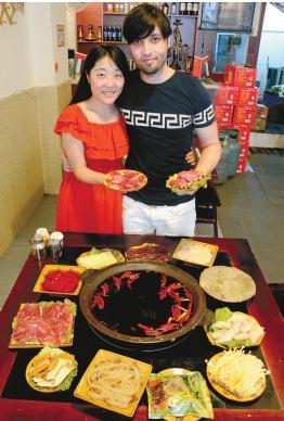 迪拜小伙與中國(guó)老師相戀 回重慶開火鍋店(圖)