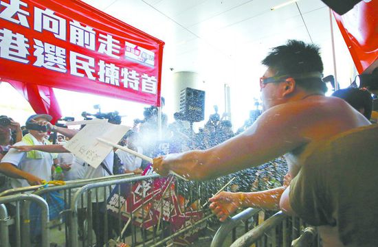 香港兩派激烈對(duì)決政改案 25名議員舌戰(zhàn)立法會(huì)