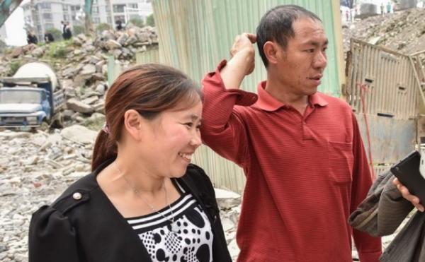 夫婦遵義榻樓中挨戶叫醒住戶 被授見義勇為稱號