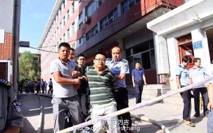 蘭州大學(xué)爆燃事故一記者被帶走警方:強(qiáng)闖警戒區(qū)