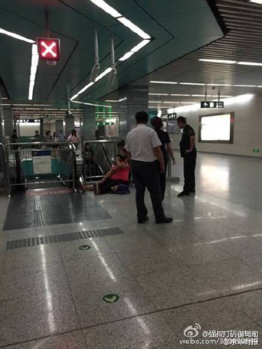 北京地鐵四號(hào)線棗園站一扶梯突停致乘客受傷