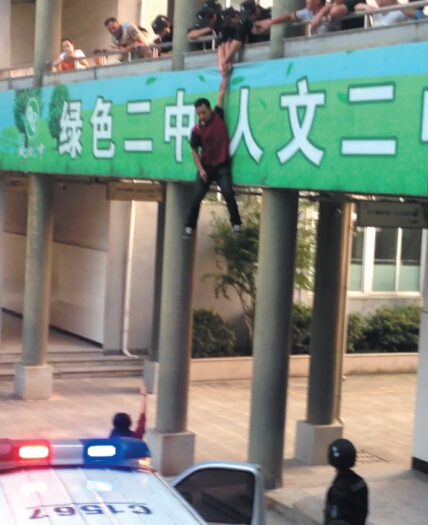 圖為胡某跳樓求見校長現(xiàn)場