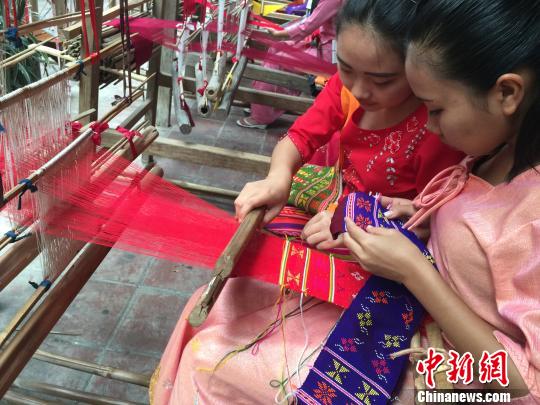 云南德宏開(kāi)展織錦培訓(xùn)傳承“指尖上的文化”