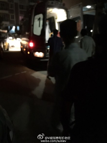 精神病人半夜敲門(mén)砍一住戶下樓高喊“殺人了”