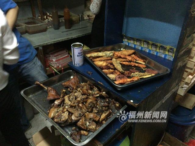 福州突查外賣黑作坊 現(xiàn)場(chǎng)臟亂令人觸目驚心 福州突查外賣黑作坊 現(xiàn)場(chǎng)臟亂令人觸目驚心
