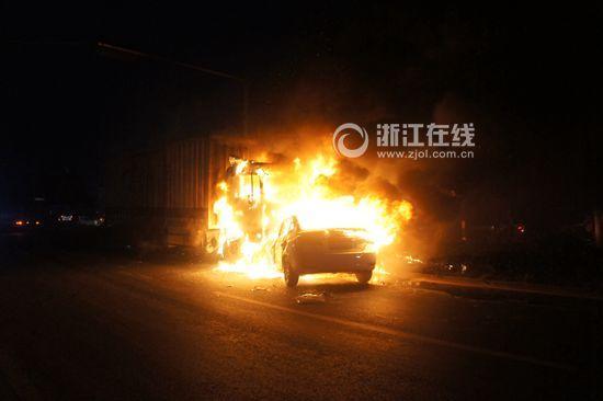 浙江一快遞車與私家車相撞 已致四人死亡(圖)