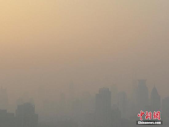 中央氣象臺(tái)發(fā)布霧霾雙預(yù)警 未來3天南霧北霾(圖)