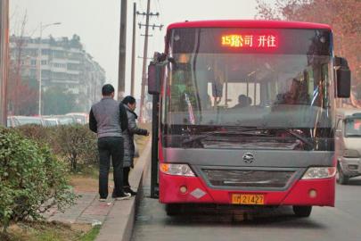 八旬老太獨(dú)自乘公交遭拒載司機(jī)賠怕了稱(chēng)不愿冒險(xiǎn)