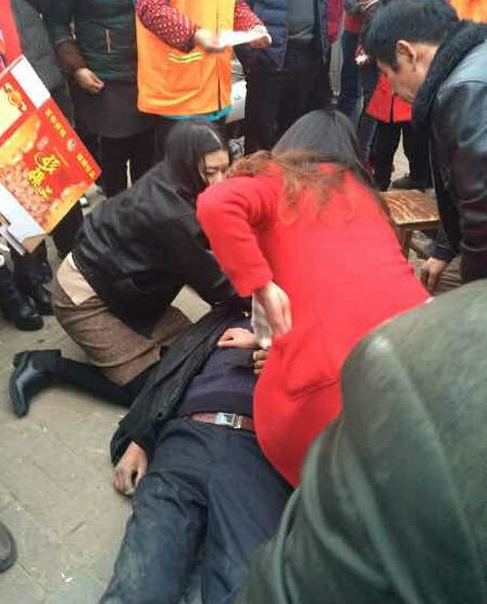 兩個姑娘跪地救助