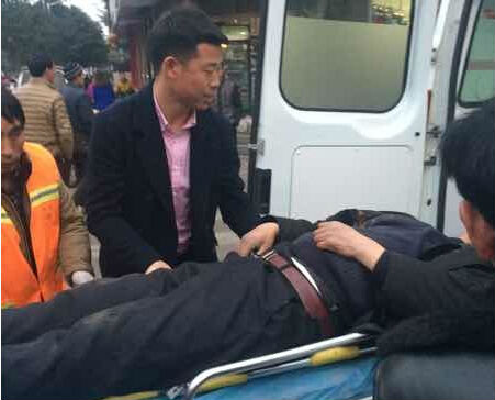 老人被送到救護車