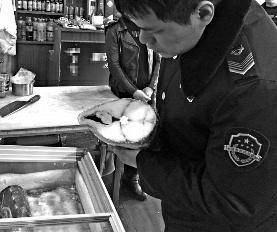 男子陪朋友吃魚后不停放屁還“拉油”
