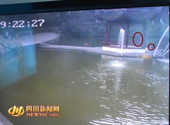 四川女子將10歲女兒推入湖中 漠然看其水中掙扎