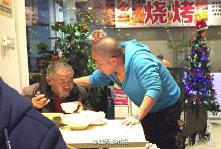 福州老人進店乞討 老板端上三菜一湯招待(圖)