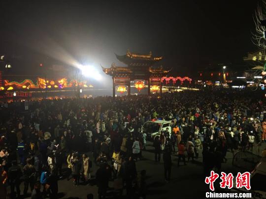 夫子廟上燈兩天賞燈客超五十萬(wàn)元宵夜冷雨難擋游興