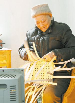 寧波一八旬老人26年手編4萬(wàn)只籃子送人 (圖)