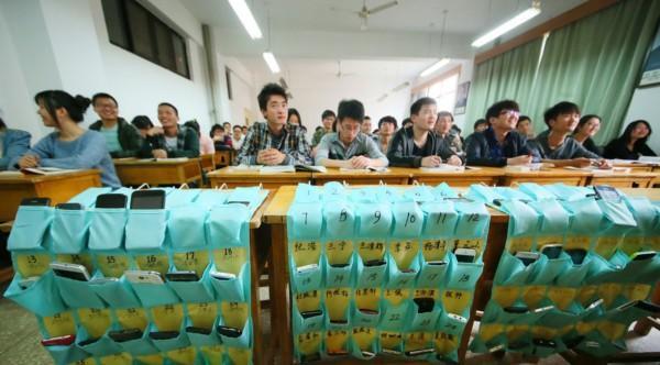 武漢大學(xué)一院系擬讓學(xué)生“課前交手機(jī)”引熱議