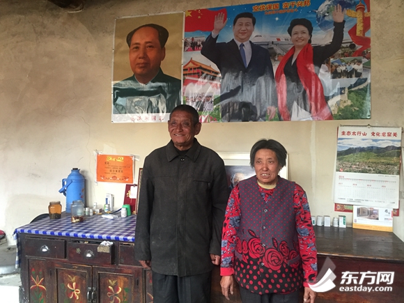 駱駝灣村唐榮斌夫婦接待各地趕來的網(wǎng)絡(luò)媒體