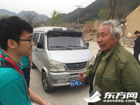 駱駝灣村唐榮斌夫婦接待各地趕來的網(wǎng)絡(luò)媒體
