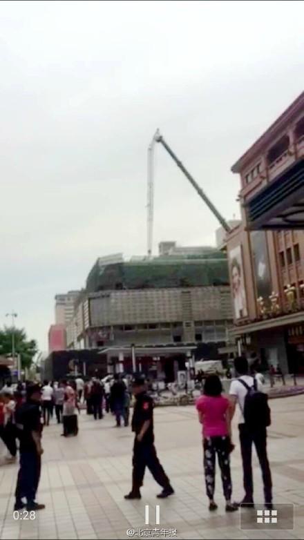 王府井大街一工地塔吊突然折臂 響聲如雷鳴