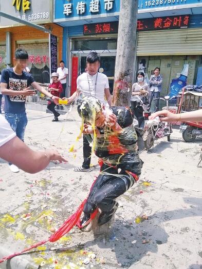 河南周口新郎婚禮前被朋友捆樹上砸雞蛋澆冷水
