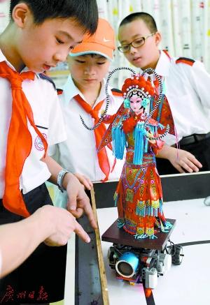 小學(xué)生造機(jī)器人 能唱粵劇能走臺