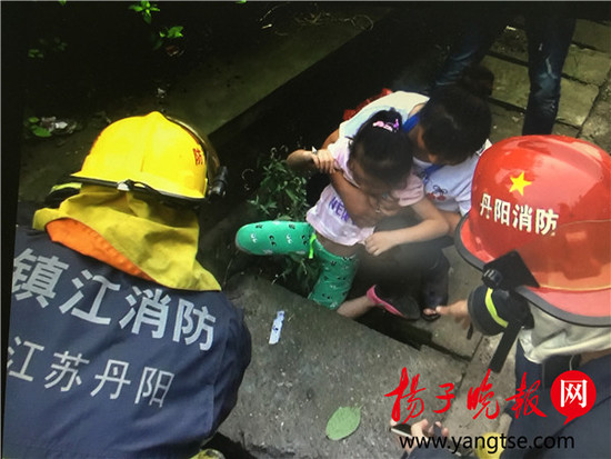 女孩下水道卡住左膝蓋
