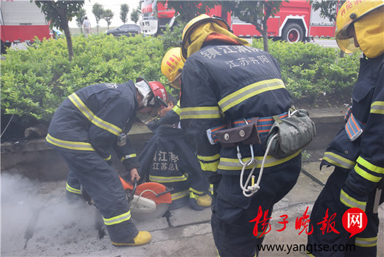消防隊(duì)員救助