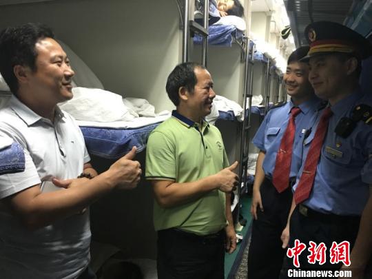 “燒烤”模式持續(xù)南鐵列車溫馨服務(wù)旅客被點(diǎn)贊