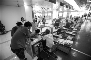 海曙移動天寧旗艦店,市民在實名制專柜辦理業(yè)務(wù)