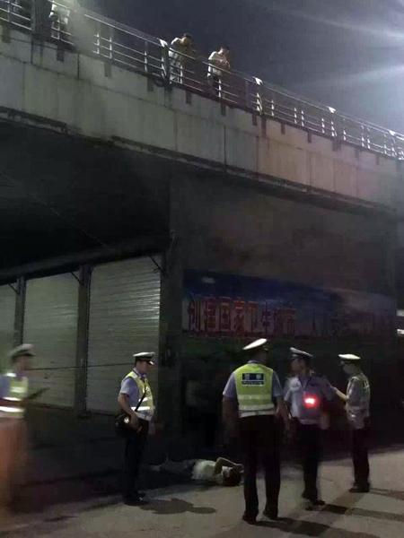 四川一男子為逃避酒駕檢查 棄車跳橋摔傷腳