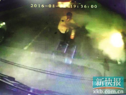 公交司機(jī)路遇火情停車(chē)救火 遭一名乘客電話投訴