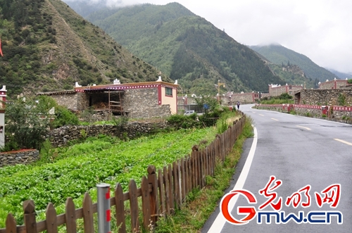 【網(wǎng)絡(luò)媒體走轉(zhuǎn)改】夾金山下玫瑰開 花香灑滿致富路