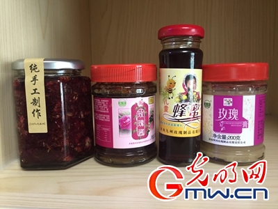 【網(wǎng)絡(luò)媒體走轉(zhuǎn)改】夾金山下玫瑰開 花香灑滿致富路