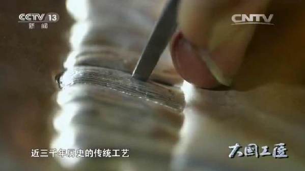 【大國工匠】孟劍鋒:銀箔亂真于絲巾 依古法百萬次鏨擊而成